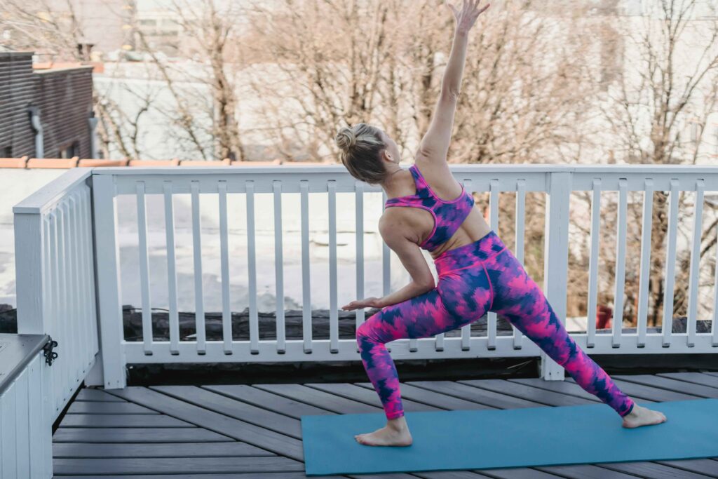 Autumn yoga look with cozy layers and earthy tones for seasonal practice.